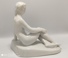 Nud , portelan fin Zsolnay Pecs, mic defect din fabrica foto