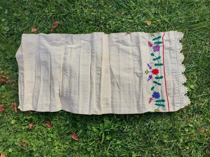 Prosop stergar vechi taranesc de canepa, brodat de mana model cu flori, 43cm latime x 100cm lungime