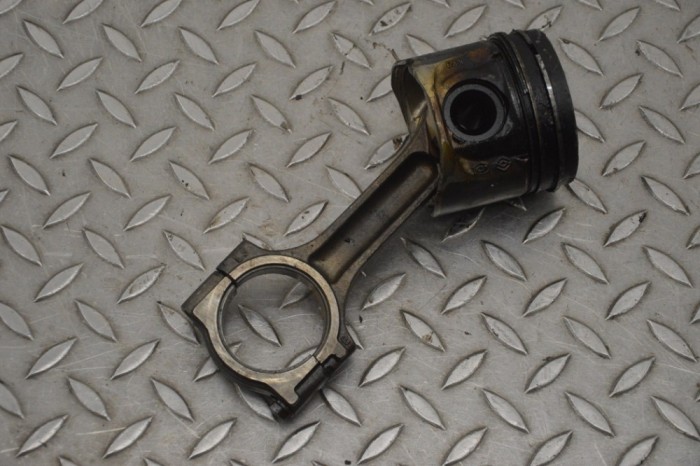 Piston OPEL VIVARO Combi J7 2009 21009742