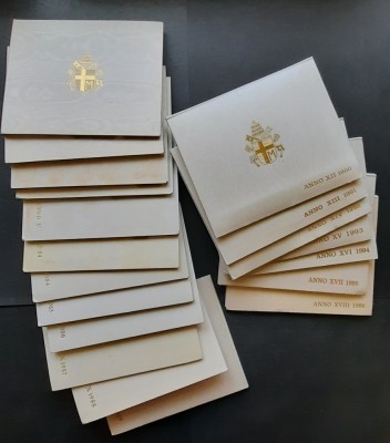 Colectie completa - 19 seturi lire Vatican, anii 1979-1996 - G 4312 foto