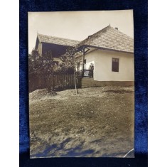 TANARA ORASEANCA POZAND IN PRIDVORUL UNEI CASE LA TARA , FOTOGARFIE MONOCROMA,, PE HARTIE CRETATA , PERIOADA INTERBELICA