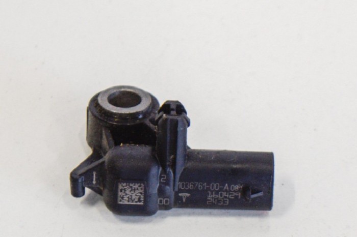 Senzor de impact st&acirc;nga spate TESLA MODEL X 2018 OEM: 1036761-00-A 11124704