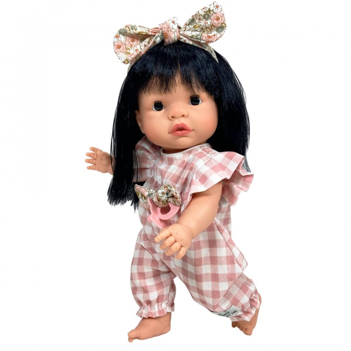 Papusa Nines D&#039;Onil Joy cu parul brunet, salopeta in carouri, miros de vanilie, 37 cm