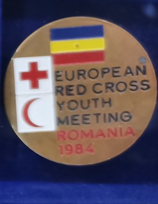 SV * Insigna CRUCEA ROȘIE EUROPEANĂ * CONGRESUL TINERETULUI * ROM&amp;Acirc;NIA 1984 foto