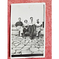 Fotografie tip carte postala, familie pe banca, perioada interbelica