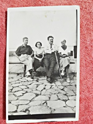 Fotografie tip carte postala, familie pe banca, perioada interbelica foto