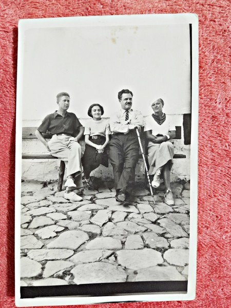 Fotografie tip carte postala, familie pe banca, perioada interbelica