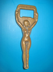 7756-Desfacator mic vechi Femeie nud bronz. Perioada antebelica 9.5/3.5 cm. foto