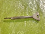 H471-Cheie veche speciala metal posibil pentru seif sau alte destinatii lungime 9 cm, diametrul 8 mm.