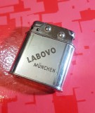 G334-Bricheta veche benzina LABOVO Munchen AUGUSTA ZUNSER metal, stare buna. Marimi: 4,5/4 cm.
