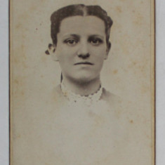 FOTOGRAFIE C.D.V. , STUDIO TENNANT , HAVERHILL , MASS. , TANARA CU GULER ALB , SFARSITUL SEC. XIX