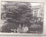 Bnk foto Ploiesti - Parcul din centru - Restaurant Berbecul - anii `80, Alb-Negru, Romania de la 1950, Cladiri