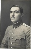 P3228N Ofițer rom&acirc;n cu &icirc;nsemnul de grad dispus la guler și longitudinal pe epolet, studio Fotoglob, București, perioada regalității