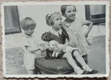 Fetite cu catel, perioada interbelica// fotografie