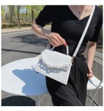 Geanta mica Alba, de Umar din Piele Ecologica, accesorizata cu lant