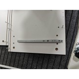 HOMCOM Insulă de Bucătărie cu Roți, Blat Extensibil Stație de &Icirc;ncărcare Compartiment pentru Coș Rafturi &icirc;n Uși Alb | Aosom Romania