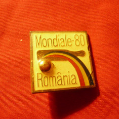 Insigna Campionatele Mondiale Popice 1980 Romania dim.= 2x2,3cm ,metal si email