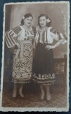 Fotografie tip Carte postala Doua romance in costume traditionale, perioada interbelica