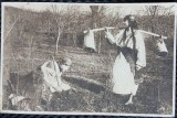 Carte Postala, Doua tinere in costume populare, la munca in livada, 1918