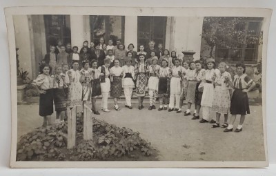 TINERE IN COSTUME POPULARE , POZA DE GRUP , ROMANIA , CARTE POSTALA , INTERBELICA foto