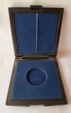 Cutie de LUX, veche, pentru prezentare, depozitare insigna, decoratie, placheta - medalie moneda cu dimensiunea de 3.5 cm