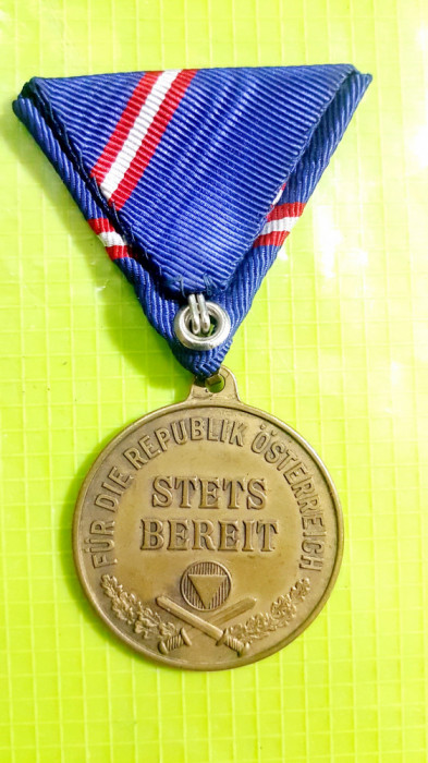 D80-Medalie militara veche Austria- Mereu pregatit-steag- sabii incrucisate