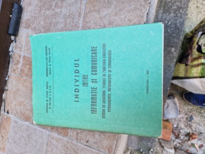 Individul &amp;icirc;ntre informatie și comunicare vintage foto
