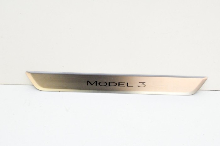 Ornament prag st&acirc;nga față TESLA MODEL 3 2020 OEM: 1504763-00-A 13628436
