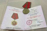 Brevet si medalie 2 / semnata olograf de Viktor Iușcenko presedinte Ucraina / comemorare al doilea razboi mondial IIWWW