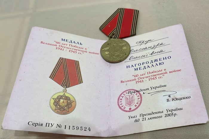 Brevet si medalie 2 / semnata olograf de Viktor Iușcenko presedinte Ucraina / comemorare al doilea razboi mondial IIWWW
