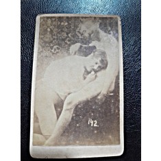 Fotografie veche, pe carton, cu tema erotica