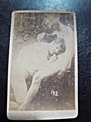 Fotografie veche, pe carton, cu tema erotica foto