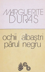 Ochii albastri, parul negru foto