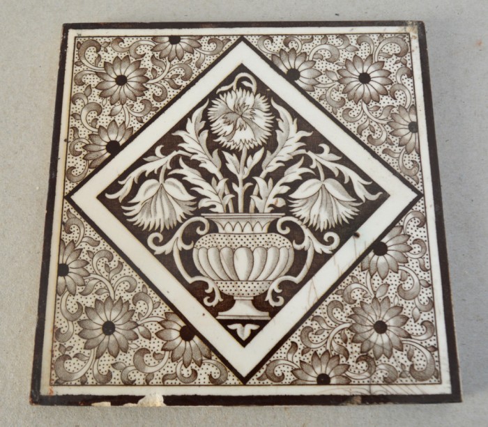 Placa ceramica Minton Aesthetic Movement cu motive florale cca 1885