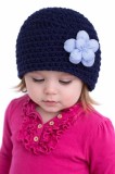 Caciulita bleumarin crosetata cu floricica aplicata (Marime Disponibila: 3-6