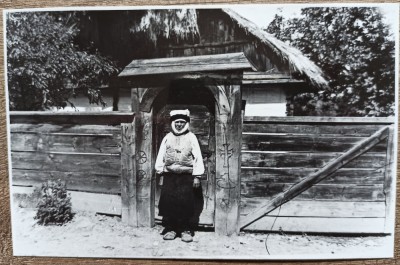 Batrana de la tara in fata portii, anii &amp;#039;30// reproducere de epoca foto