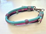 Zgardă de lux c&acirc;ini Gabi Weisner originală, piele turcoaz-fucsia și inele metalizate, 43 cm