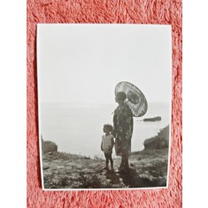 Fotografie, Geo (dr. Litarczek, parintele radiologiei romanesti) si mama sa, pe faleza la Techirghiol 1928