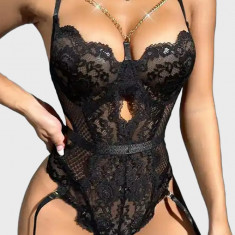 Lenjerie erotica intima sexy eleganta tip body din dantela, ajustabil pe corp cu sustinere metalica, portjartier si lanturi, chilot brazilian, negru,