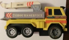 PVM - Camion "SERVICE" din plastic dur / 16,50 cm x 8 cm x 10 cm (H) 185 g / jantele fata par a fi "topite" iar osia fata nu invarte (blocata) / China