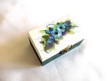 cutie lemn decorata cu flori albastre 43626