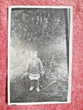 Fotografie tip carte postala, fetita in gradina, perioada interbelica