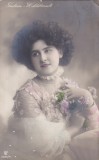 Portret al actritei germane Gudrun Hildebrandt cu buchet de flori (circulata