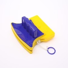 Dispozitiv magnetic pentru spalarea geamurilor, dimensiuni 11 x 10 x 5 cm, cu sfoara de siguranta, galben/albastru