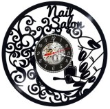 Ceas de perete decorativ realizat din disc de vinil, Model Nail Salon, Arabescuri Elegante, Unghii Stilizate si Oja, Negru Premium, 30 cm