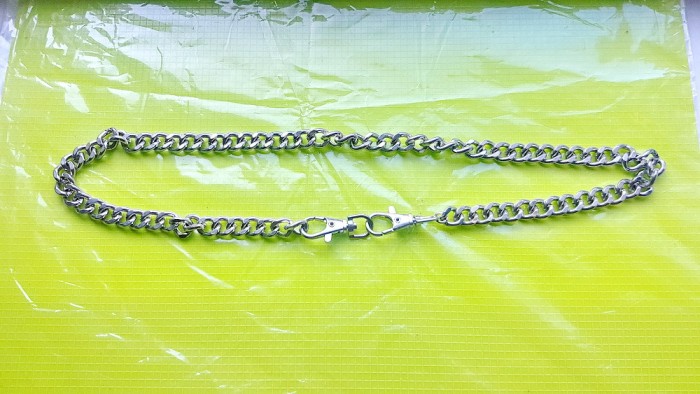 E472-LANT LUNG GROS METAL CROMAT CU 2 CARABINE lungime 66 cm, latime 1 cm.