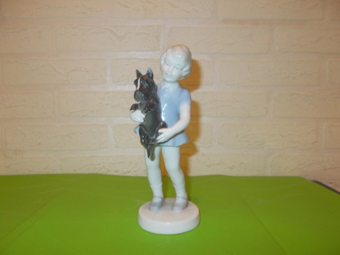 Baiat cu catel - KUNSTPORZELLAN ILMENAU DDR , de colectie , impecabil, BIBELOU