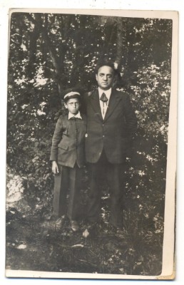 AD 1759 C.P.VECHE- TATA SI COPIL(ELEV) IN TINUTA DE EPOCA foto