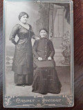 Fotografie 2 femei, pe carton, sfarsit de secol XIX