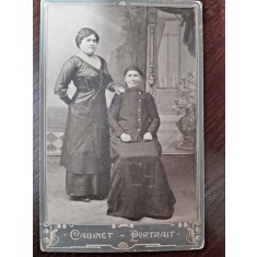 Fotografie 2 femei, pe carton, sfarsit de secol XIX